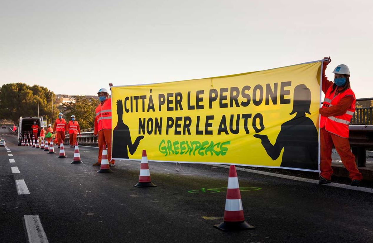 Greenpeace In Azione A Roma “ripartire Dalla Mobilità Sostenibile
