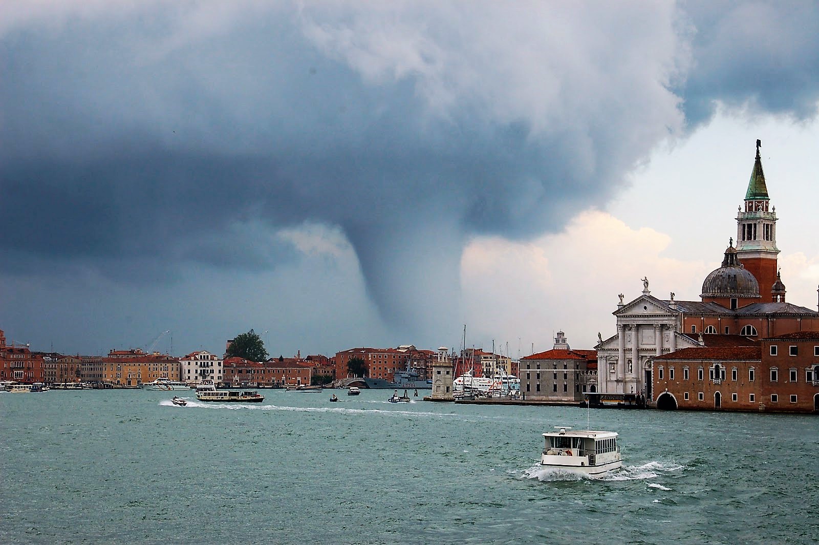 VIDEO | Tromba D'aria A Venezia; Tavolini Dei Bar Spazzati Via. Caduti ...